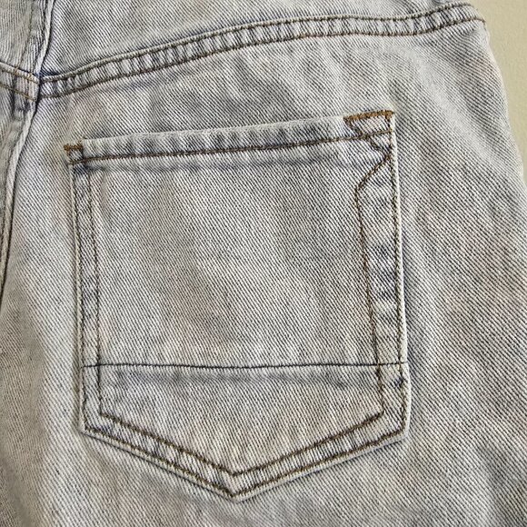 Kendall & Kylie Light Wash Denim Roll Cuff Shorts - Picture 4 of 7